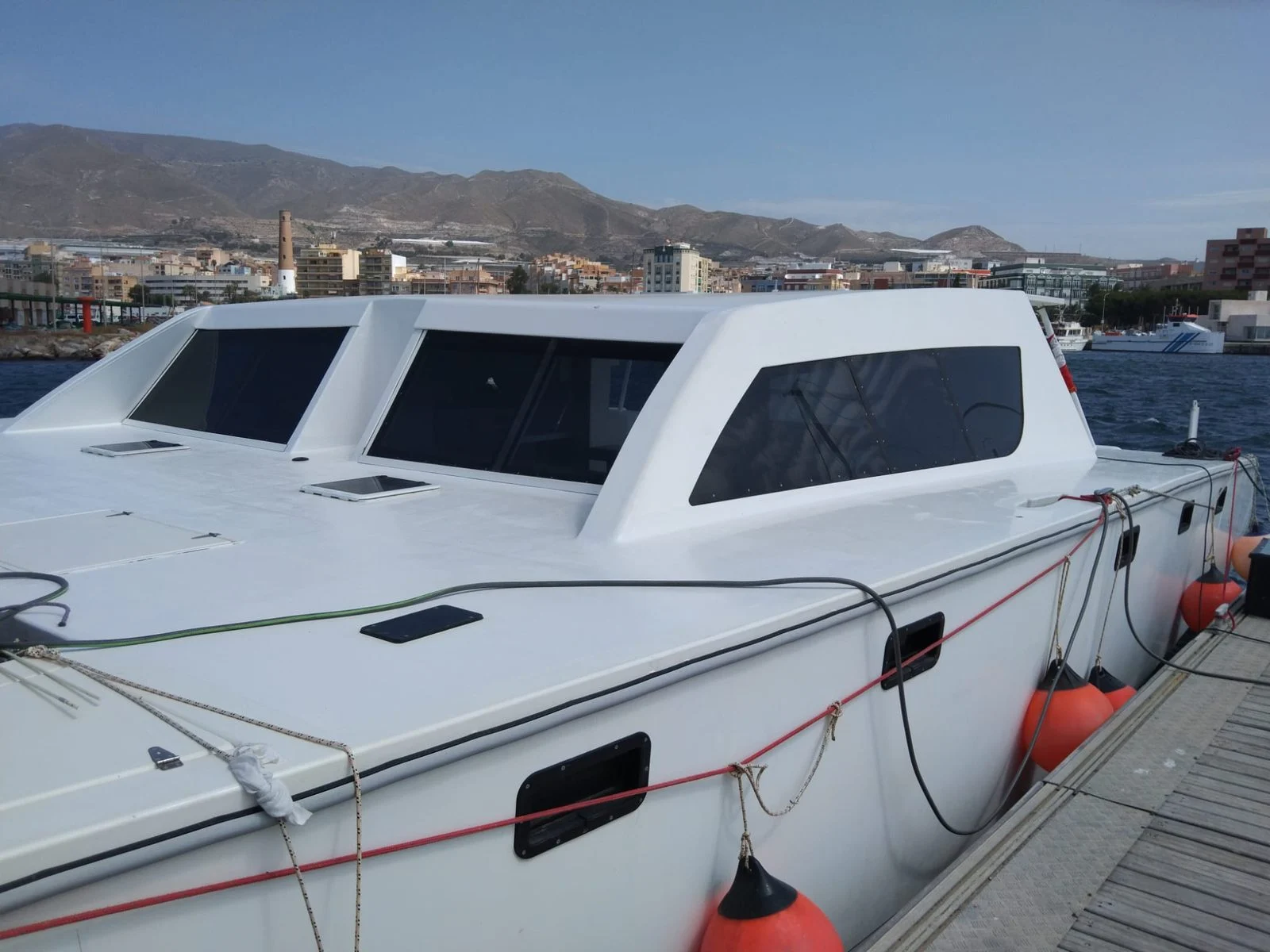 Ventanas de metacrilato gris ahumado montadas en el puente de un catamarán